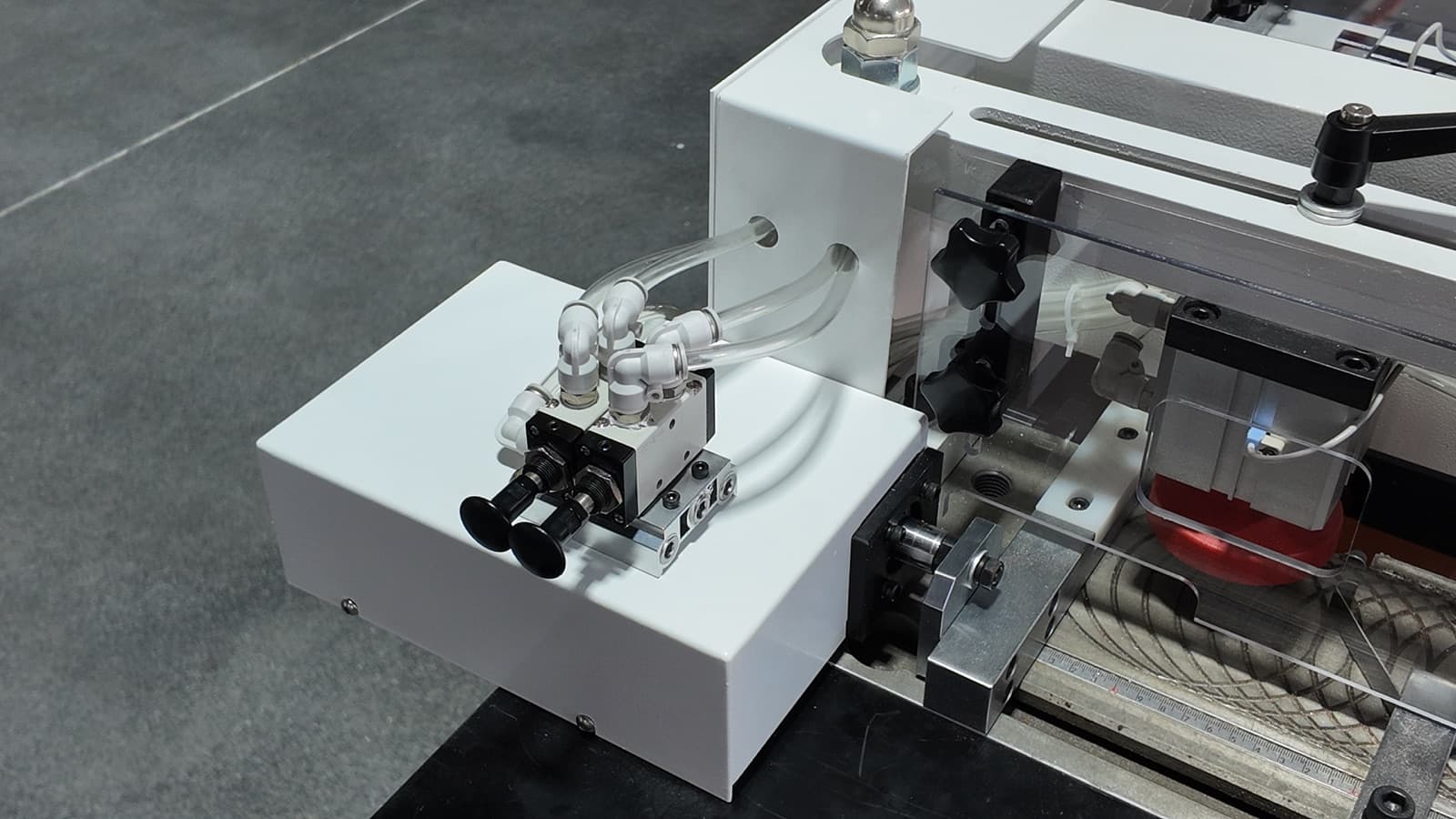 Left-hand SERVO fence assembly with pneumatic hold-down clamp