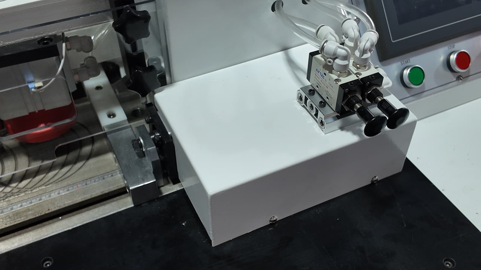 Right-hand SERVO fence assembly with pneumatic hold-down clamp
