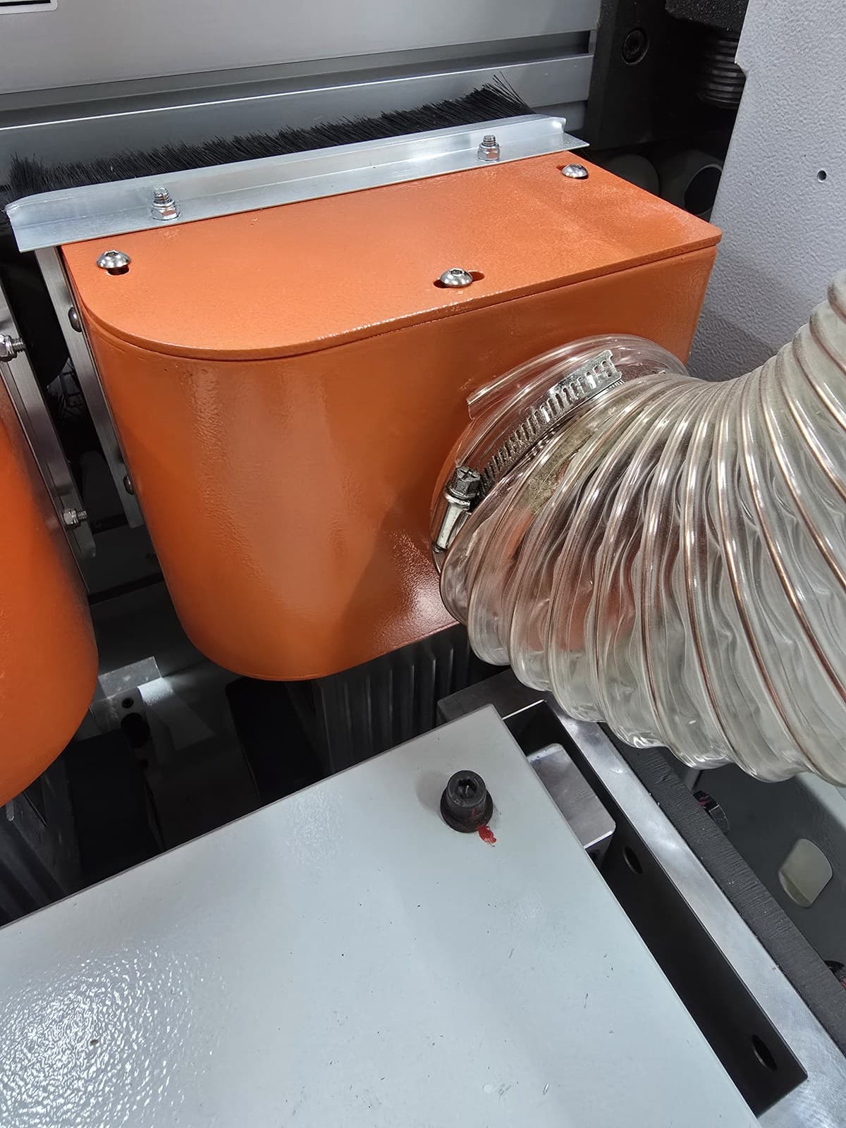 Metal dust collection shroud with clear extraction hose connected