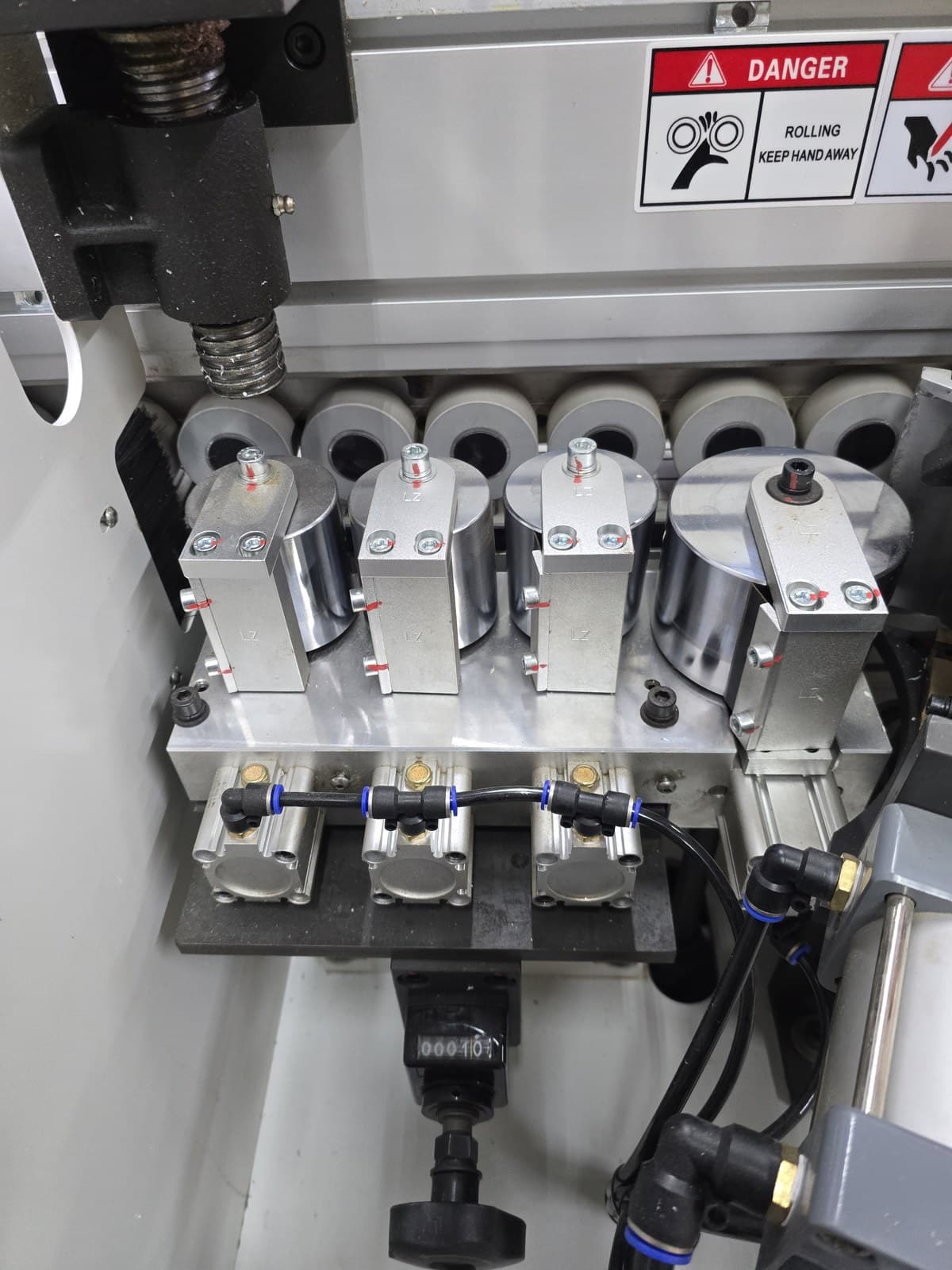 Four-roller pressure station with pneumatic controls