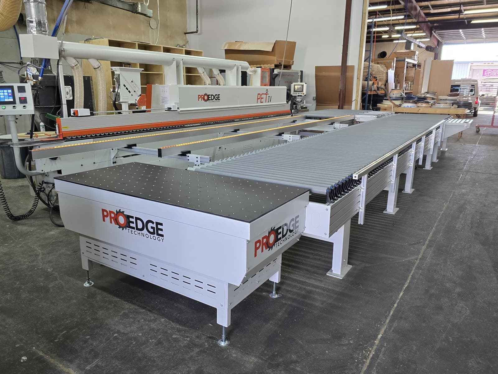 PET IV Edgebander on the shop floor with the return conveyor in the foreground