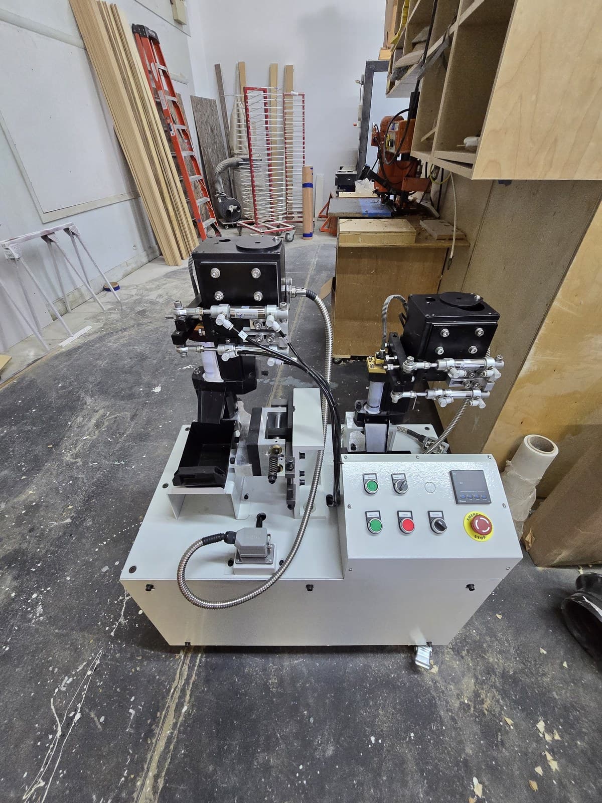 Stand-alone unit holding two spare quick-change glue pots with test stand and cleaning station