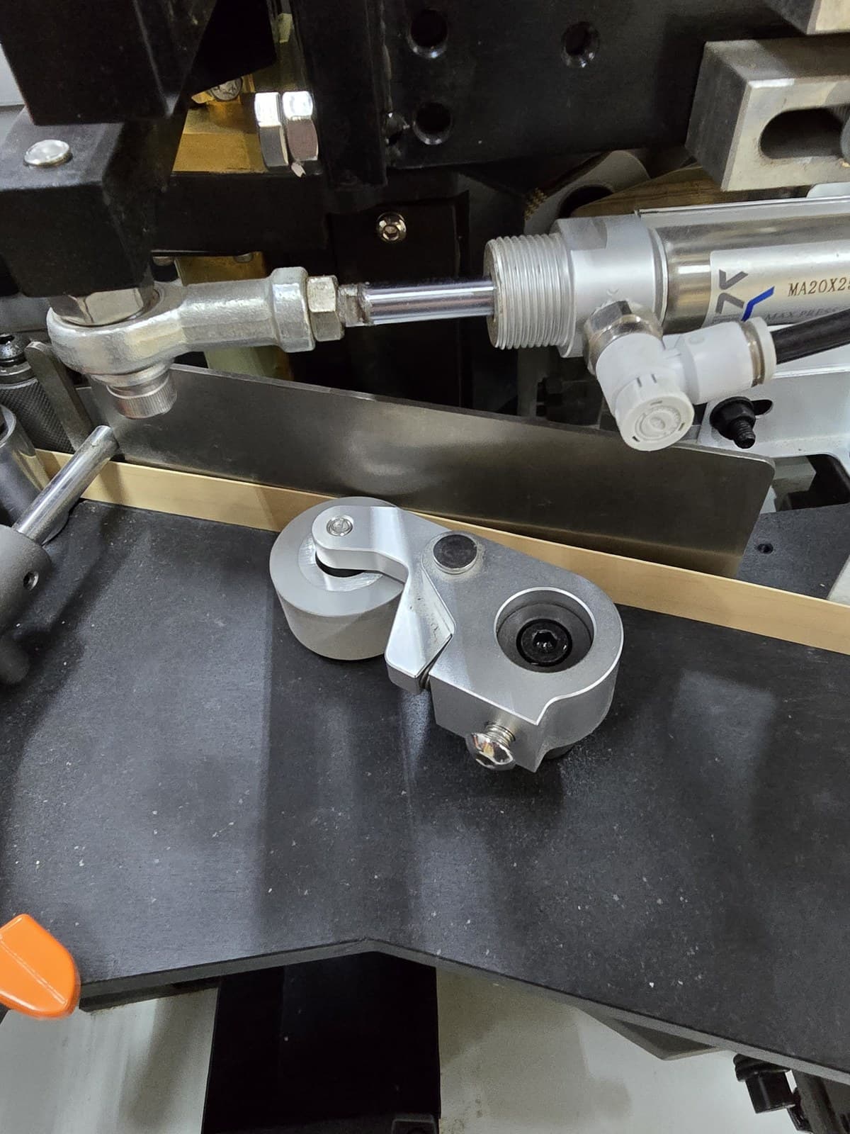 Tape feed roller and guillotine knife with pneumatic cylinder