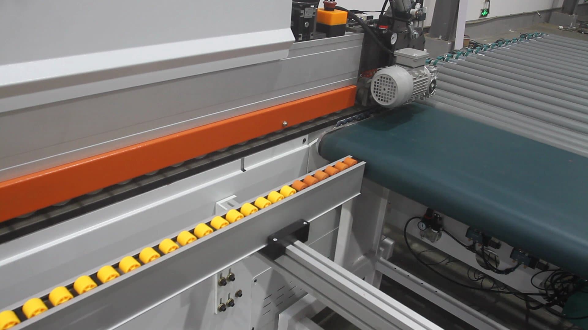 Automatic Small Part Divertor at 20 meters per minute