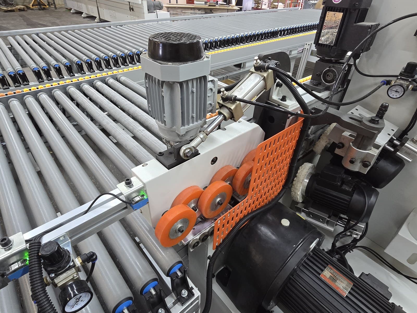 Outfeed drive rollers and motor at the edge of the receiving table