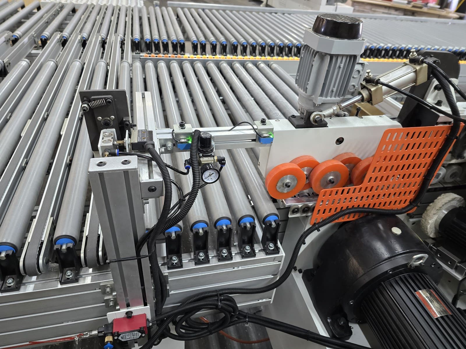 Motorized outfeed drive unit with orange drive rollers and guard