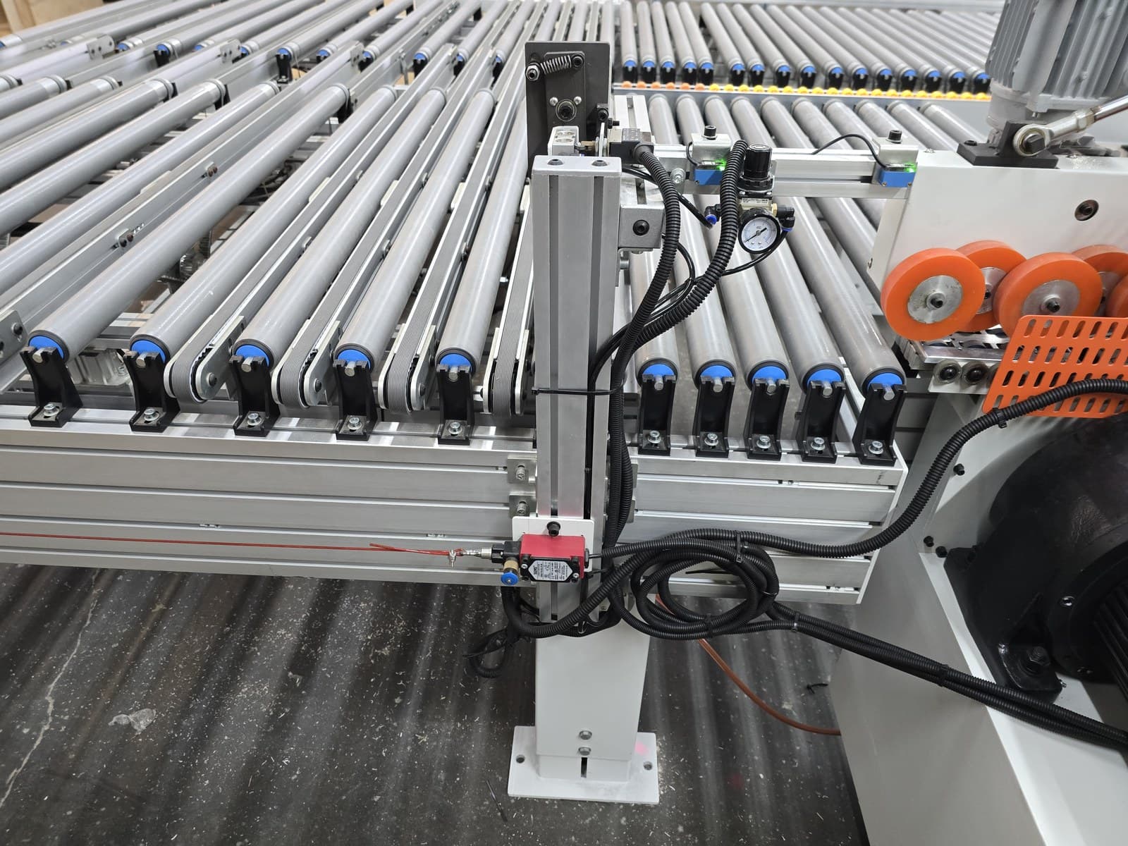 Pneumatic regulator and sensors mounted on the conveyor support column
