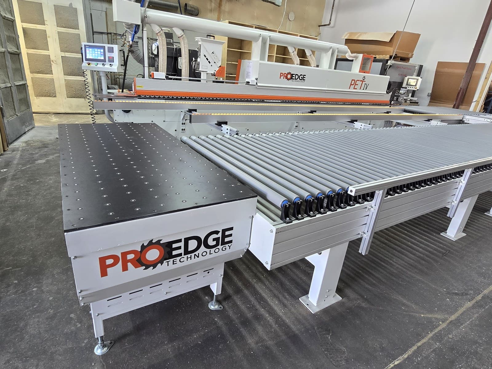 Receiving table and transfer rollers at the edgebander outfeed