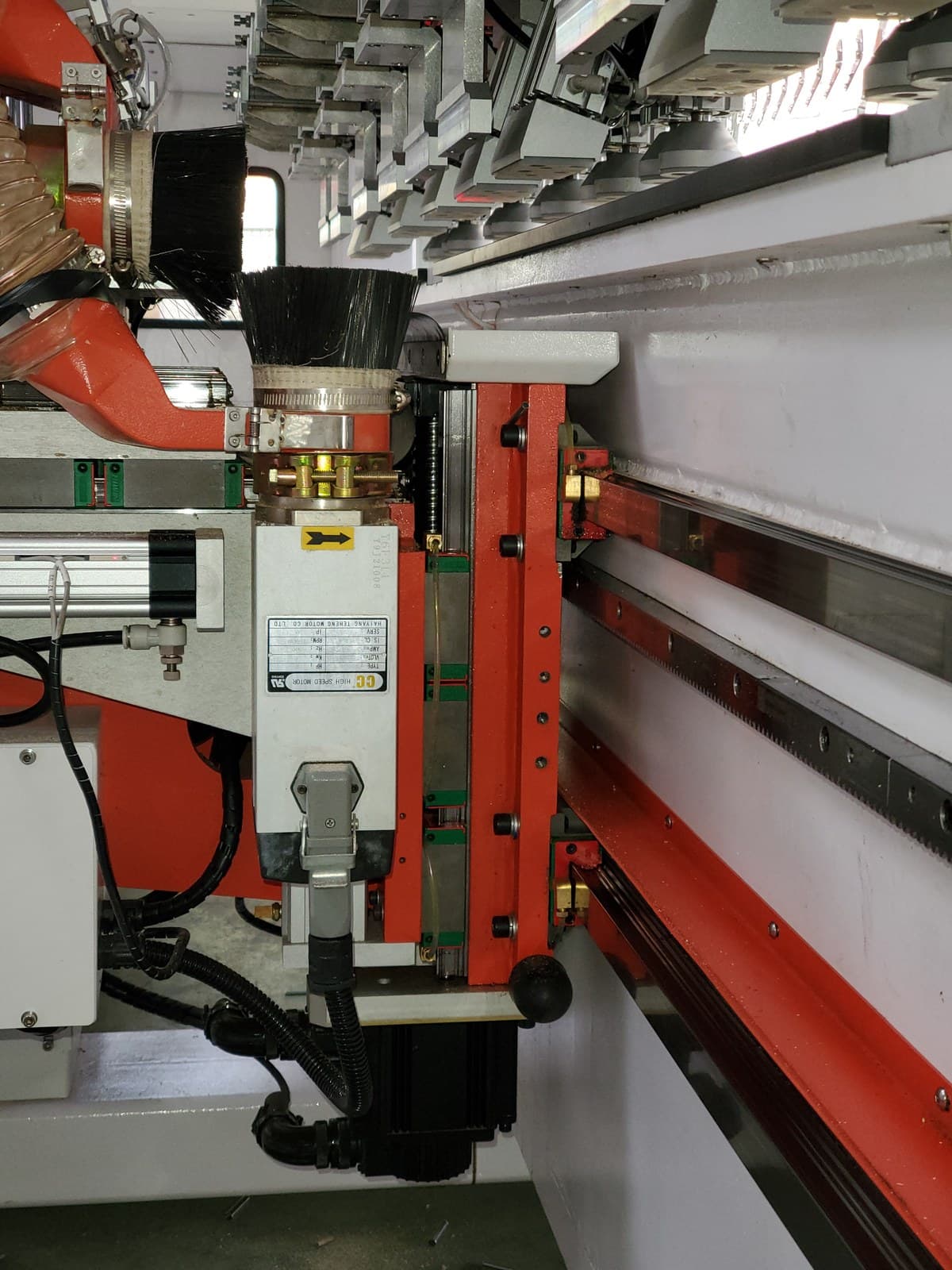 Vertical router unit mounted on the CNC platform
