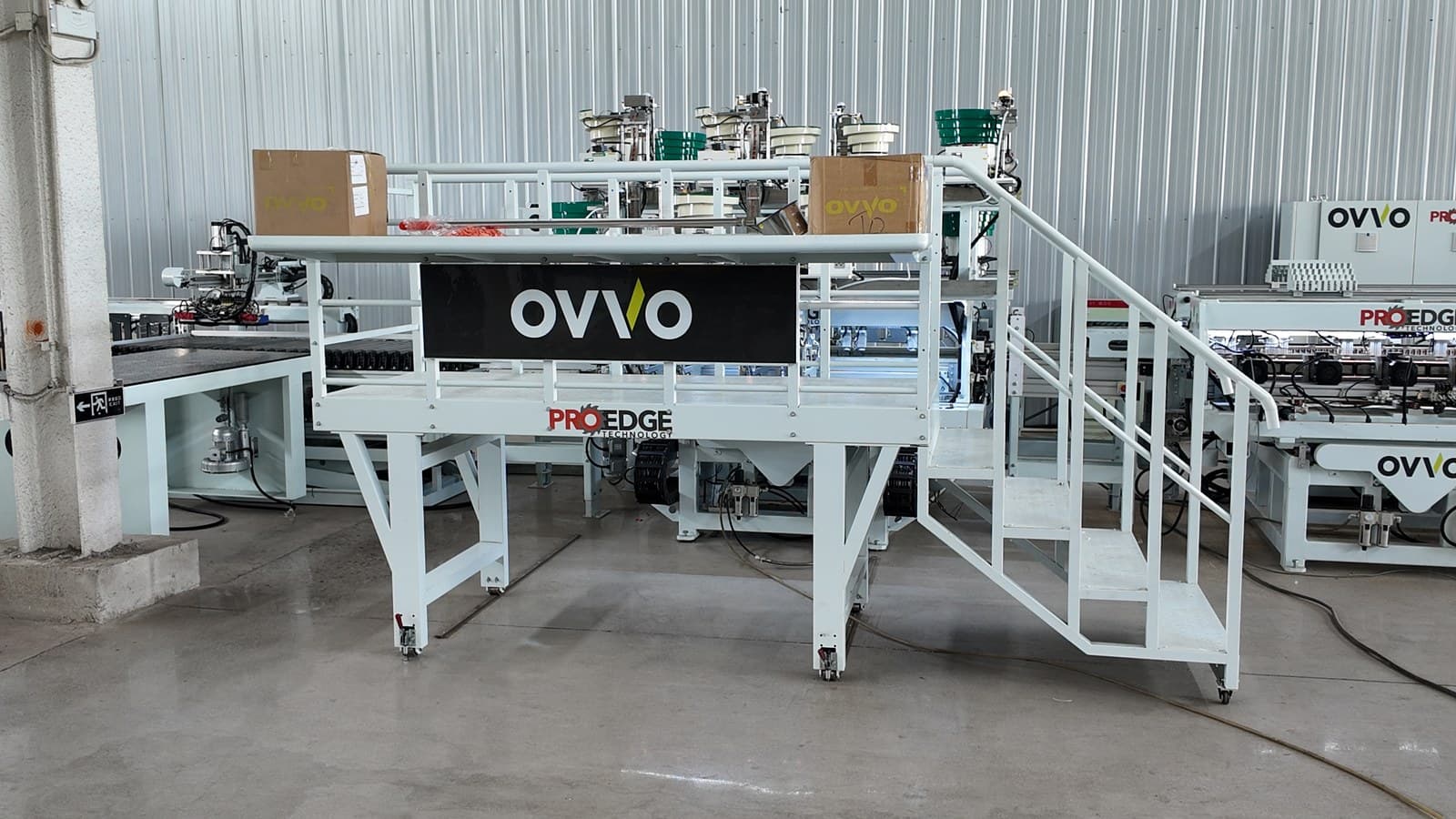 Staircase for front loading of the vibratory bowl feeders
